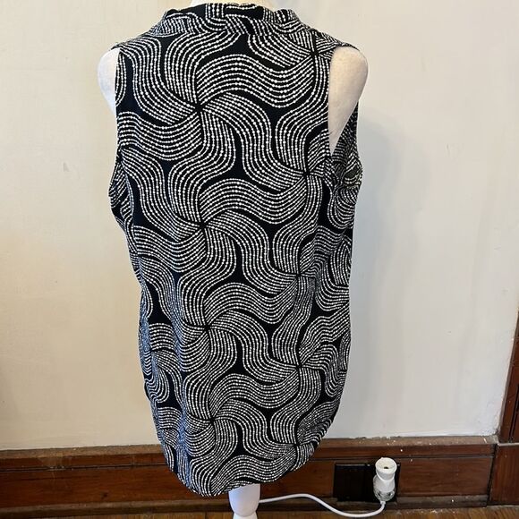 Escapada black white patterned sleeveless blouse Size M EUC - Picture 6 of 8
